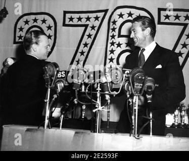 GARY COOPER si congratula CON JAMES CAGNEY per aver vinto il miglior attore Oscar del 1942 per il suo ruolo come George M. Cohan a YANKEE DOODLE DANDY 1942 direttore MICHAEL CURTIZ Warner Bros. Al 15° Academy Awards al Cocoanut Grove dell'Ambassador Hotel di Los Angeles il 4 marzo 1943 Foto Stock