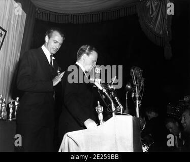 GARY COOPER si congratula CON JAMES CAGNEY per aver vinto il miglior attore Oscar del 1942 per il suo ruolo come George M. Cohan a YANKEE DOODLE DANDY 1942 direttore MICHAEL CURTIZ Warner Bros. Al 15° Academy Awards al Cocoanut Grove dell'Ambassador Hotel di Los Angeles il 4 marzo 1943 Foto Stock