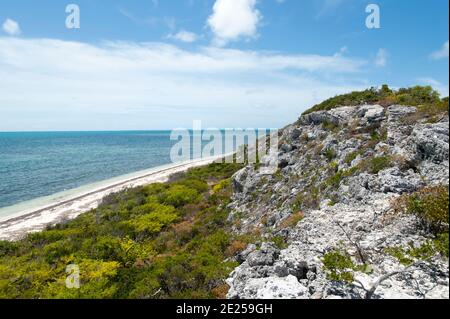 La vista della spiaggia allungata e la cima della collina, il punto più alto sull'isola di Grand Turk (Isole Turks e Caicos). Foto Stock