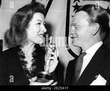 GREER GARSON con il suo miglior Oscar attrice del 1942 per LA SIGNORA MINIVER regista WILLIAM WYLER Metro Goldwyn Mayer e JAMES CAGNEY con il suo miglior attore Oscar del 1942 per il suo ruolo come George M. Cohan in YANKEE DOODLE DANDY regista MICHAEL CURTIZ Warner Bros. Al 15 ° Academy Awards a. Il Cocoanut Grove dell'Ambassador Hotel a Los Angeles il 4 Marzo 1943 Foto Stock