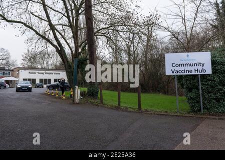 Ruislip, Regno Unito. 12 gennaio 2021. L'ingresso a un centro di vaccinazione del coronavirus presso il Ruislip Young People's Center a Ruislip, a nord-ovest di Londra. Questo hub comunitario dei vaccini è uno dei due che sono stati allestiti nel distretto londinese di Hillingdon (l'altro si trova a Hayes). Finora, circa 2,3 milioni di persone nel Regno Unito hanno ricevuto la prima dose del vaccino al 10 gennaio. Credit: Stephen Chung / Alamy Live News Foto Stock