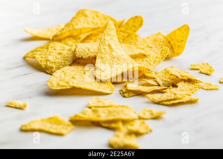 Tortilla chip. Nacho messicano chip sul tavolo da cucina. Foto Stock