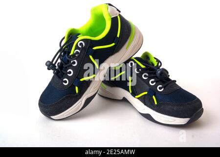 Paio di sneaker sportive blu scuro per bambini ragazzo Foto Stock
