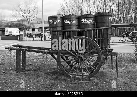 Il vecchio cavallo e carrello di legno utilizzati per tranporting barili di vino di fronte Bodegas Muga, Haro, La Rioja, Spagna Foto Stock