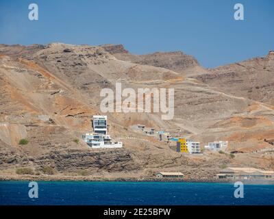 Vista sulla città e su Praia da Laginha. City Mindelo, un porto marittimo sull'isola di Sao Vicente, Capo Verde nell'atlantico equatoriale. Africa, aprile Foto Stock