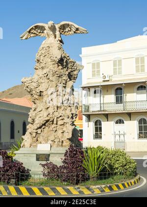 Monumento commemorativo di Sacadura Cabral e Gago Coutinho, i primi piloti che volano sulla rotta meridionale dell'Atlantico. City Mindelo, un porto marittimo sul Foto Stock