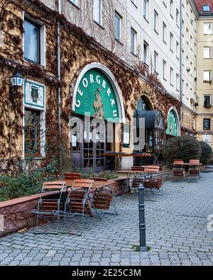 Ristorante e bar Georgbraeu della birreria George nella città vecchia ricostruita, Nikolaiviertel, Mitte, Berlino Foto Stock