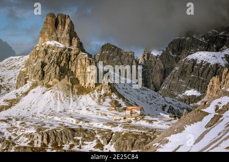 Una foto della Loggia Locatelli sotto la Torre di Toblin, vicino Cortina d'Ampezzo e le tre Cime di Lavaredo, patrimonio dell'umanità dell'UNESCO nell'Ita Foto Stock