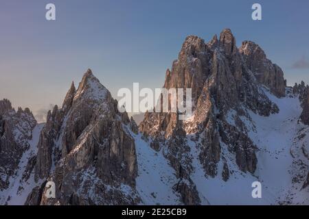 Una foto della catena montuosa dei Cadini di Misurina, all'alba, vicino a Cortina d'Ampezzo, nelle Dolomiti italiane Foto Stock