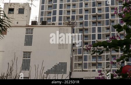 Vista architettonica di vecchi edifici sovrapposti e moderno condominio a bangkok, Thailandia. Messa a fuoco selettiva. Foto Stock