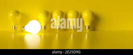 Accendere la lampadina idea su uno sfondo giallo brillante concetto di idee o innovazione o risparmio energetico