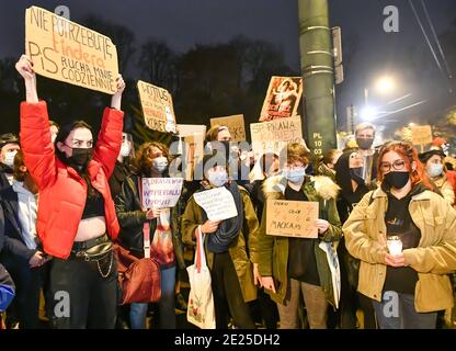 Cracovia, Malopolska, Polonia. 2 Nov 2020. I manifestanti esibiscono un cartello durante la protesta contro lo Sciopero delle donne a Cracovia.UNA protesta contro l'arcivescovo Marek Jedraszewsk è stata organizzata davanti al quartier generale della Curia a Cracovia dallo sciopero delle donne polacche in risposta al rafforzamento della legge sull'aborto e alla occultamento della pedofilia nella chiesa cattolica. Credit: Alex Bona/SOPA Images/ZUMA Wire/Alamy Live News Foto Stock