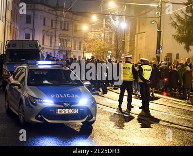 Cracovia, Malopolska, Polonia. 2 Nov 2020. La presenza della polizia è stata vista davanti alla Curia durante la protesta contro lo Sciopero delle donne a Cracovia. UNA protesta contro l'arcivescovo Marek Jedraszewsk è stata organizzata davanti al quartier generale della Curia a Cracovia dallo Sciopero delle donne polacche in risposta al rafforzamento della legge sull'aborto e alla occultamento della pedofilia nella chiesa cattolica. Credit: Alex Bona/SOPA Images/ZUMA Wire/Alamy Live News Foto Stock