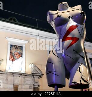 Cracovia, Malopolska, Polonia. 2 Nov 2020. Un manichino visto con un fulmine simboleggia lo sciopero delle donne con uno sfondo del ritratto di Papa Giovanni Paolo II durante la protesta a Cracovia. UNA protesta contro l'Arcivescovo Marek Jedraszewsk è stata organizzata di fronte al quartier generale della Curia a Cracovia dallo sciopero femminile polacca in risposta alla Inasprire la legge sull'aborto e nascondere la pedofilia nella chiesa cattolica. Credit: Alex Bona/SOPA Images/ZUMA Wire/Alamy Live News Foto Stock