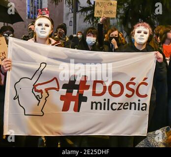 Cracovia, Malopolska, Polonia. 2 Nov 2020. I manifestanti che indossano maschere mostrano un banner con la scritta ''quite Silence'' durante la protesta delle donne contro lo Sciopero a Cracovia. UNA protesta contro l'arcivescovo Marek Jedraszewsk è stata organizzata di fronte al quartier generale della Curia a Cracovia dall'All-Poland Women's Strike in risposta all'inasprimento della legge sull'aborto e all'occultamento della pedofilia nel Chiesa cattolica. Credit: Alex Bona/SOPA Images/ZUMA Wire/Alamy Live News Foto Stock