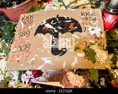 2 novembre 2020, Cracovia, Malopolska, Polonia: Durante la protesta di Cracovia si vede un cartello con i simboli dello sciopero delle donne..UNA protesta contro l'arcivescovo Marek Jedraszewsk è stata organizzata davanti al quartier generale della Curia a Cracovia dallo sciopero delle donne polacche in risposta al rafforzamento della legge sull'aborto e alla occultamento della pedofilia nei cattolici chiesa. (Credit Image: © Alex Bona/SOPA Images via ZUMA Wire) Foto Stock