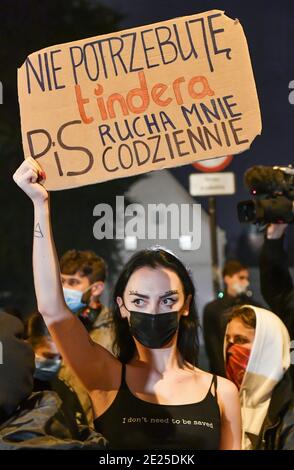 Cracovia, Malopolska, Polonia. 2 Nov 2020. Un manifestante mostra un cartello durante la protesta davanti al quartier generale della Curia a Cracovia. UNA protesta contro l'arcivescovo Marek Jedraszewsk è stata organizzata di fronte al quartier generale della Curia a Cracovia dall'All-Poland Women's Strike in risposta al rafforzamento della legge sull'aborto e all'occultamento della pedofilia nel Chiesa cattolica. Credit: Alex Bona/SOPA Images/ZUMA Wire/Alamy Live News Foto Stock