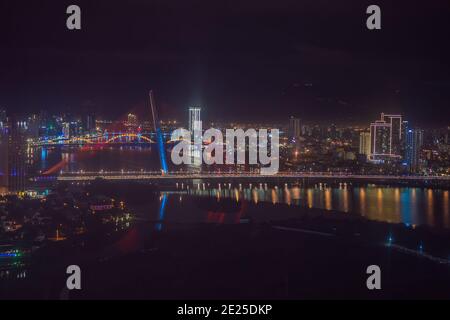L'architettura scintillante sotto la città illuminata di notte rende la città più vibrante a da Nang, Vietnam Foto Stock