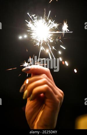 Cracovia, Malopolska, Polonia. 2 Nov 2020. Un protestante tiene uno sparkler durante la protesta davanti al quartier generale della Curia a Cracovia. UNA protesta contro l'arcivescovo Marek Jedraszewsk è stata organizzata davanti al quartier generale della Curia a Cracovia dall'All-Poland Women's Strike in risposta all'inasprimento della legge sull'aborto e all'occultamento della pedofilia nel Chiesa cattolica. Credit: Alex Bona/SOPA Images/ZUMA Wire/Alamy Live News Foto Stock