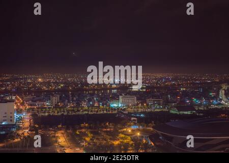 L'architettura scintillante sotto la città illuminata di notte rende la città più vibrante a da Nang, Vietnam Foto Stock