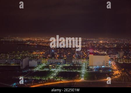 L'architettura scintillante sotto la città illuminata di notte rende la città più vibrante a da Nang, Vietnam Foto Stock