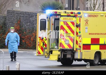 Un paramedico si trova accanto a un'ambulanza presso il Mater Hospital di Dublino, durante il terzo blocco nazionale inglese per frenare la diffusione del coronavirus. Foto Stock