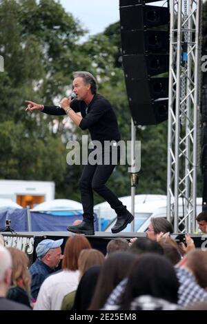 PKD Festival Dalgety Bay, Fife Scotland, Regno Unito 23 luglio 2016. PKD Festival è un festival di beneficenza di musica e biciclette; un festival di famiglia, tra cui una zona per bambini e una fiera in cui i bambini sotto i 16 anni sono gratuiti con un PKD adulto è ora noto come uno dei principali festival di beneficenza e spettacoli di moto in Scozia . Owen Paul, cantante scozzese, voce principale per XSM ( ex Simple Mind ) con i membri originali di Simple Minds Derek Forbes e Brian McGee. Foto Stock