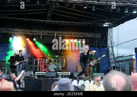 PKD Festival Dalgety Bay, Fife Scotland, Regno Unito 23 luglio 2016. PKD Festival è un festival di beneficenza di musica e biciclette; un festival di famiglia, tra cui una zona per bambini e una fiera in cui i bambini sotto i 16 anni sono gratuiti con un PKD adulto è ora noto come uno dei principali festival di beneficenza e spettacoli di moto in Scozia . Owen Paul, cantante scozzese, voce principale per XSM ( ex Simple Mind ) con i membri originali di Simple Minds Derek Forbes e Brian McGee. Foto Stock