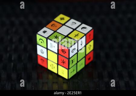Cubo di Rubik con simboli religiosi. Concetto di dialogo interreligioso e interreligioso. Francia. Foto Stock