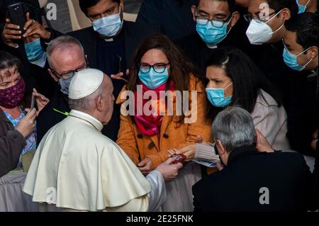 Città del Vaticano, cortile San Damaso 30 settembre 2020: Papa Francesco incontra i fedeli all'arrivo per una limitata udienza pubblica durante il COVID- Foto Stock