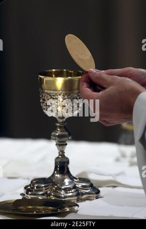 Chiesa cattolica durante l'epidemia di covid-19. Domenica messa. Sacerdote alla celebrazione eucaristica. Sallanches. Francia. Foto Stock