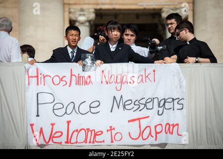 Papa Francesco incontra gli adolescenti giapponesi Uchiyama Koshiro, di Nagasaki, e Matsuda Koharu, di Hiroshima, entrambi 16, con un banner e storico Foto Stock