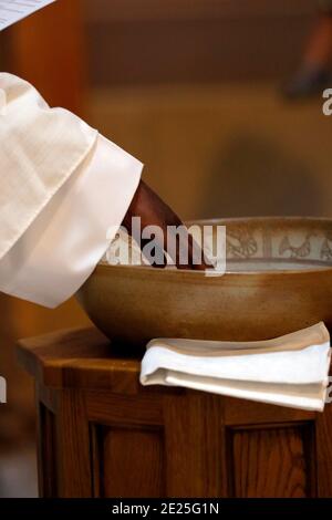Chiesa cattolica. Liturgia battesimale. Il sacerdote cattolico celebra il battesimo. Francia. Foto Stock