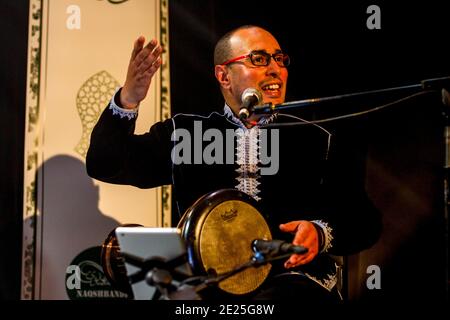 La band al Firdaus sufi si esibisce al Teatro Apollo per celebrare il festival musulmano Mawlid, Parigi, Francia. Foto Stock