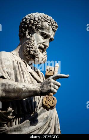 Statua di San Pietro fuori dalla Basilica di San Pietro in Piazza San Pietro al Vaticano. Dettaglio. Foto Stock
