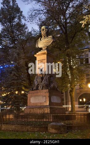 Monumento a Michael Andreas Barclay de Tolly a Tartu. Estonia Foto Stock