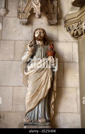 Statua in Ste Madeleine (Maddalena) chiesa, Verneuil-sur-Avre, Francia. Il sacro cuore di Gesù. Foto Stock