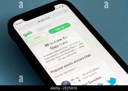 Morgantown, WV - 12 Gennaio 2021: iphone moderno con Gab social media sito mostrando home page per il sito web Foto Stock