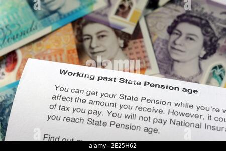 STATE PENSION LETTER READING WORKING PAST STATE PENSION AGE RE PENSIONI VECCHIAIA PREVIDENZA PENSIONI PENSIONATI ECC UK Foto Stock