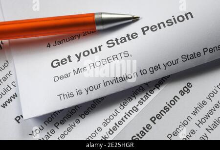 LETTERA DI PENSIONE DI STATO CON PENNA RE PENSIONI ANZIANITÀ PENSIONE RISPARMI PENSIONATI ECC UK Foto Stock