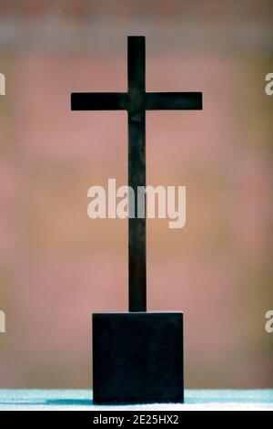Romaimotier Abbey Church. Croce cristiana sull'altare. Svizzera. Foto Stock