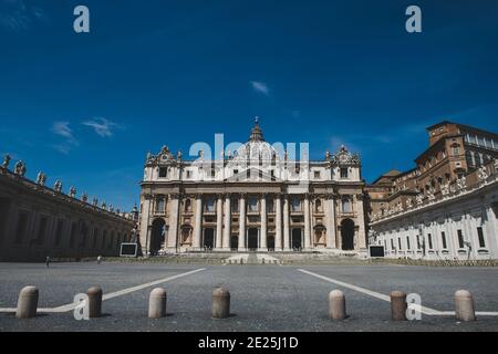 Una vista sulla vuota Piazza San Pietro, Vaticano Foto Stock