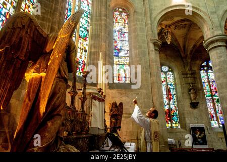 Messa nella chiesa di San Nicola, Beaumont le Roger, Francia durante il blocco 2019. Foto Stock