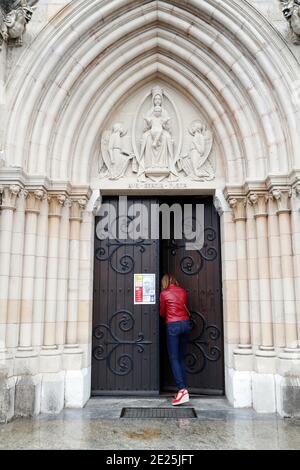 Chiesa Notre-Dame des Grâces. Femme dans entrant une Église. Foto Stock