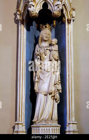 Chiesa di Saint Germain des Pres, Parigi, Francia. Notre Dame de consolation, 14 ° secolo Vergine e statua del bambino. Foto Stock