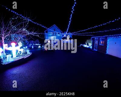 Casa decorata con luci per Natale, Devon, Regno Unito Foto Stock