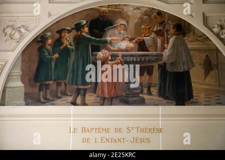 Sanctuaire Louis et Zélie d'Alençon, Orne. Fresque : Baptême de Sainte Thérèse de l'enfant Jésus. Foto Stock