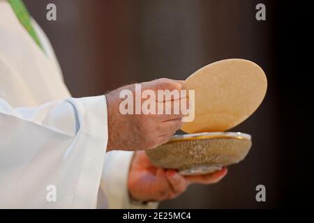 Chiesa cattolica. Domenica messa. Sacerdote alla celebrazione eucaristica. Francia. Foto Stock