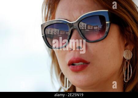 Bella donna che indossa occhiali da sole. Foto Stock