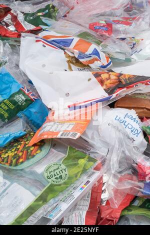 Pile massaggiate di sacchetti di plastica morbida per alimenti e materiale di imballaggio dai supermercati britannici. Per rifiuti da cucina, rifiuti di plastica per uso domestico, plastica monouso. Foto Stock